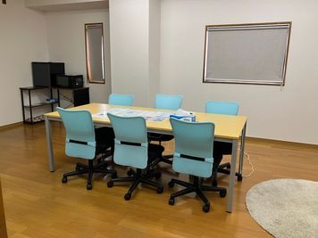 6脚の椅子と広いテーブル - Wise space　長岡 ■Wise space 806号室■レンタルスペース　の設備の写真