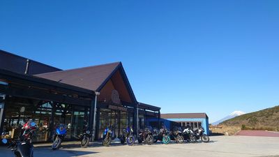 富士山を望む、最高のロケーション - バイカーズパラダイス南箱根 ライブ、クルマ、ファッション等のイベントも可能な映えスポットの室内の写真