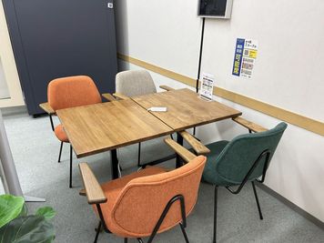 4名様用のWEB通話・会話可能席（オープンスペース） - コインスペースくさつ平和堂店