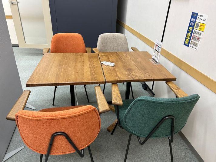 4名テーブル（通話・会話OKなオープンスペース） - コインスペースくさつ平和堂店