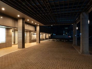 外観（夜） - 東横INN成田空港本館 シングルの入口の写真