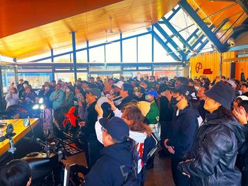 スタンディングで300名のライブ会場としても活用可能 - 湯河原パークウェイ+バイカーズパラダイス南箱根 日中プラン（8:30-17:30):9時間　平常期　の室内の写真