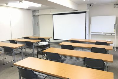 WiFiも完備しておりますので、ビジネスでのご利用にも適しております。
100inchスクリーン。 - 高崎白銀ビル貸し会議室 第二会議室【3名掛け最大30席】の室内の写真