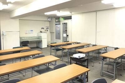 少人数の会議や打ち合わせ、面接会場等にちょうどよい広さとなっております。 - 高崎白銀ビル貸し会議室 第二会議室【3名掛け最大30席】の室内の写真