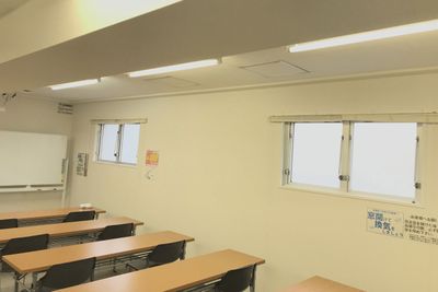 ホワイトボードも常設・無料貸し出しとなります。
換気窓有り。 - 高崎白銀ビル貸し会議室 第二会議室【3名掛け最大30席】の室内の写真