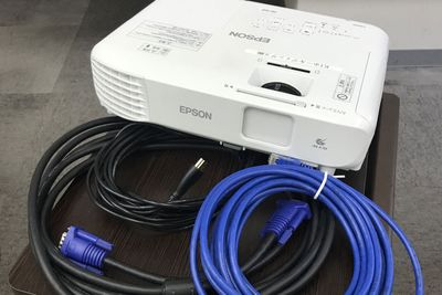 第二会議室もプロジェクター及びスクリーンを無料完備しております。 - 高崎白銀ビル貸し会議室 第二会議室【3名掛け最大30席】の設備の写真