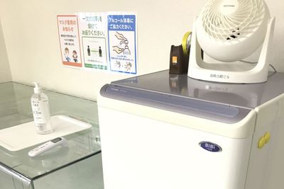 冷蔵庫を完備しております。お茶出しなどにご利用ください。ご利用料金は無料となります。 - 高崎白銀ビル貸し会議室 第二会議室【3名掛け最大30席】の設備の写真