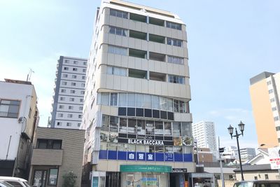 高崎駅より徒歩7分！充実した設備に大人数の収容も可能！ 10～60名が収容可能な大中小の貸会議室をご提供。 - 高崎白銀ビル貸し会議室 第四会議室【3名掛け最大24席】の外観の写真