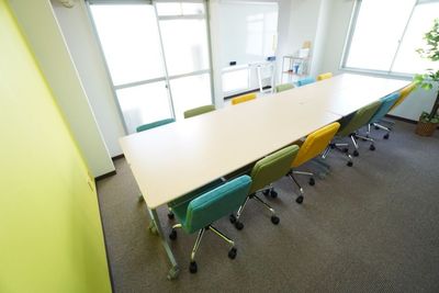 シンプルで使いやすいレイアウト - レオン会議室の室内の写真