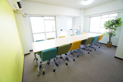 自然光が差し込む明るい会議室 - レオン会議室の室内の写真