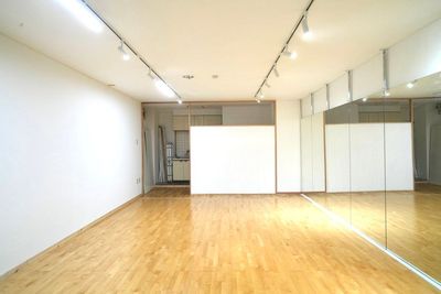 間仕切り後ろを更衣スペースとして使えます - 🚗お得意様用駐車場があるダンススタジオ呉服町店 レンタルスペース　シンシャ（お得意様はお問い合わせを！）の室内の写真