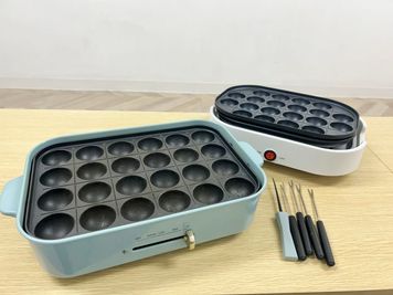 たこ焼き＆ホットプレート器が２台あります。 - JIMOBASE湘南藤沢 JIMOBASE湘南藤沢（ジモベース）の室内の写真