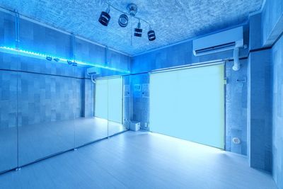 カラーライト点灯時のイメージ(青) - スタジオReact(リアクト)大橋店の室内の写真