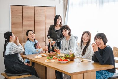 おしゃれな料理を囲んで女子会。無垢材のダイニングテーブル。 - レンタルスペース　『時の間』 駅徒歩2分！屋内スペースと屋外スペースのあるレンタルスペースの室内の写真