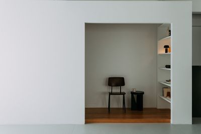 西側壁（裏は更衣室） - Blend Living 【Blend Living】シンプルなデザインの自然光スタジオの設備の写真
