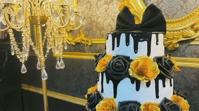 3段のクレイケーキも無料で使用可能！
ケーキ王座として推し様の人形を飾ってもかわいい！
写真映え抜群の豪華なケーキです♥ - 姫スタジオ（大名ゴシック店）の室内の写真