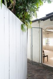 【中庭】 - アンスピラシオン (Anspiration)  光に包まれた北欧の家の室内の写真