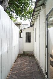 【中庭】 - アンスピラシオン (Anspiration)  光に包まれた北欧の家の室内の写真