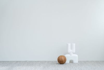 グレーのラグ - アンスピラシオン (Anspiration)  光に包まれた北欧の家の設備の写真