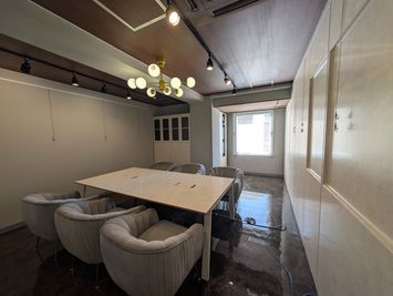 自然光も差し込み、明るい空間です。
 - Executive Suite Lounge 麹町 貸し会議室 「milk tea」の室内の写真