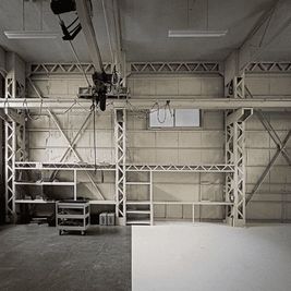 倉庫感のある壁を背景にするのも◎ - 錦糸町 白ホリ撮影スタジオ lala 【ララ】 白ホリ撮影スタジオの室内の写真