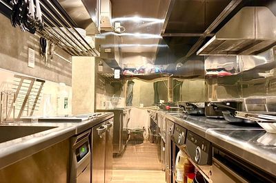IHコンロ３口！広々キッチン！
流し台も２口完備しております♪
一般的な調理器具・食器完備。 - ライブカフェ 『 ミカツキ 』 キッチン付きレンタルスペースの室内の写真