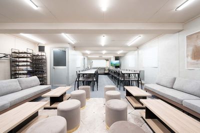 新橋 YOYO新橋会議/セミナー/研修/懇親会/二次会/の室内の写真