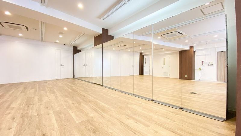 壁の一面は鏡になっていて、ダンスやヨガ、ピラティスなどのレッスンにぴったり。 - コミュニテイーフロアの室内の写真