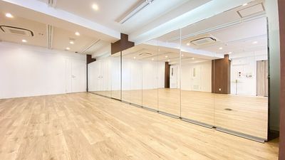 ダンス教室やヨガ教室、その他お稽古ごとに人気！少人数〜25名程度にぴったりの、いろんな使い方ができる自由なスペースです。 - コミュニテイーフロア