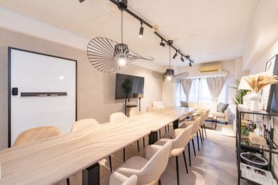 新大阪4分☘️12名＋3名利用可🆗全設備無料｜ホワイトボード｜65型スマートTV｜ホワイトボード - フィルスペ会議室 《新大阪ソーシャル》