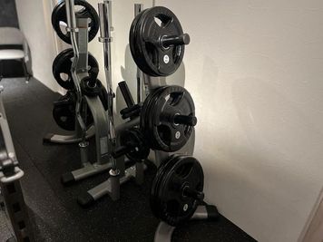 プレート20㎏15㎏10㎏5㎏2.5㎏1.25㎏ 各2枚 - Personal Training Gym GLANT レンタルルームの設備の写真