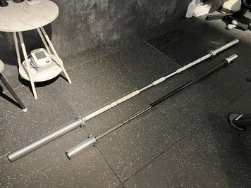 オリンピックバー20㎏ 10㎏ - Personal Training Gym GLANT レンタルルームの設備の写真