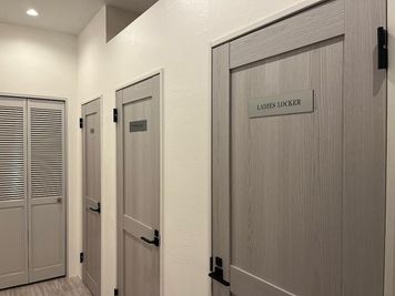 女性ロッカー - Personal Training Gym GLANT レンタルルームの室内の写真