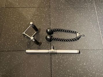プーリーハンドルダブルロウハンドルVバー、トライセプスロープ、ストレートバー - Personal Training Gym GLANT レンタルルームの設備の写真