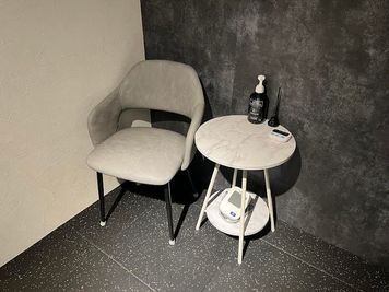一人用イス、血圧計、アルコール、タイマー - Personal Training Gym GLANT レンタルルームの設備の写真