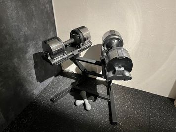 3～32㎏ 1㎏刻みの可変式ダンベル - Personal Training Gym GLANT レンタルルームの設備の写真