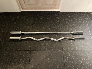 EZバー10㎏、ショートバー10㎏ - Personal Training Gym GLANT レンタルルームの設備の写真