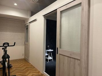 男性ロッカー(奥)、レンタルルーム - Personal Training Gym GLANT レンタルルームの室内の写真