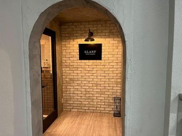 店舗入り口(２F) - Personal Training Gym GLANT レンタルルームの入口の写真