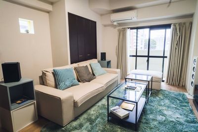 ホームシアター桜町Ⅱ ４Kプロジェクターとスピーカーに囲まれるエンタメスペースの室内の写真