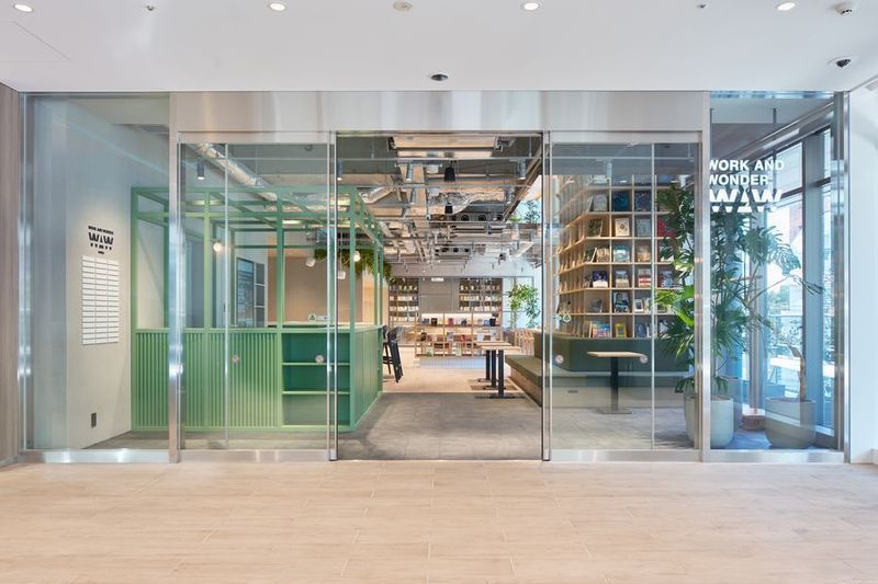 20名収容の暖炉付きラウンジスペース（レンタルスペース） - 大宮サクラスクエアモール2階WAW大宮