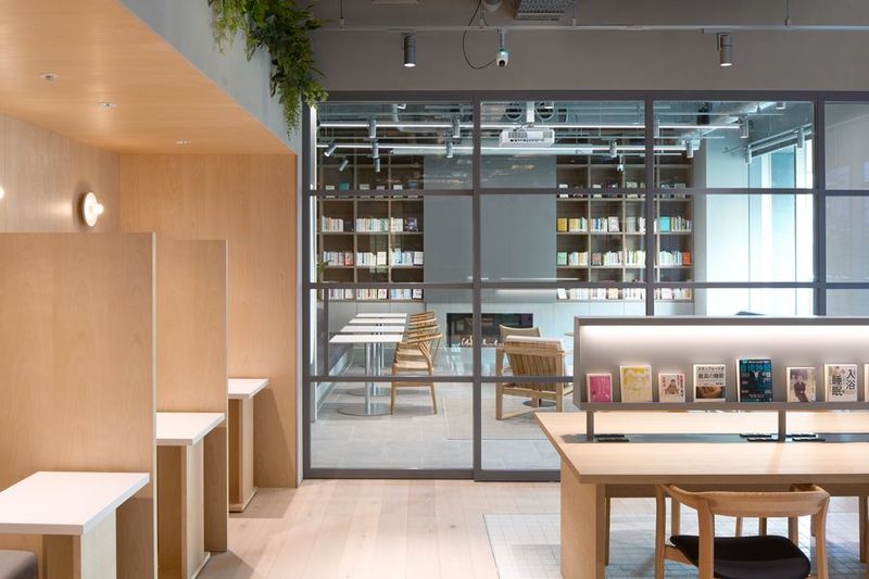 20名収容の暖炉付きラウンジスペース（レンタルスペース） - 大宮サクラスクエアモール2階WAW大宮