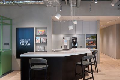 ドリンクはフリードリンクとなります。
アイスコーヒー・カフェラテのご用意もあります。
カフェインゼロ・ハーフなどコーヒーのカフェイン量も選べます。 - 大宮サクラスクエアモール2階WAW大宮 20名収容の暖炉付きラウンジスペース（レンタルスペース）の設備の写真