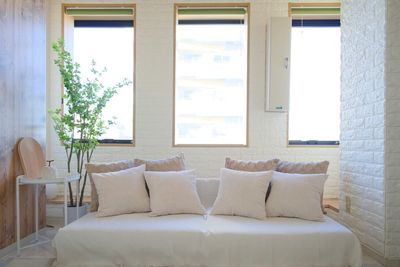 窓が大きく昼間は明るいお部屋です（遮光カーテンあり） - 新大久保メイン通り沿い駅徒歩3分 レンタルスペースの室内の写真