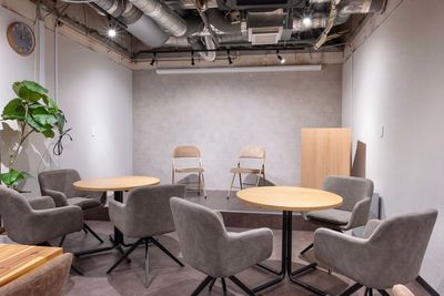 カフェ風テーブル席もあるオシャレ空間☕ - Aivicスペース元町中華街の室内の写真