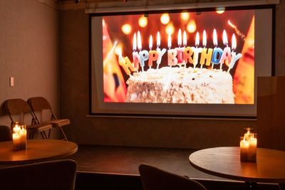 ド迫力の大画面プロジェクターで動画鑑賞🎬推し活にもピッタリ✨ - Aivicスペース元町中華街の室内の写真
