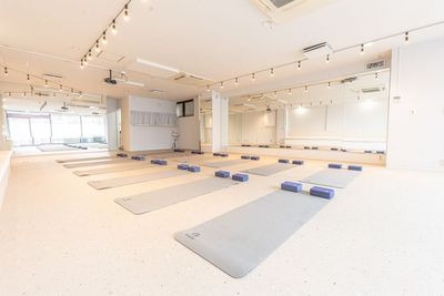 大きな鏡が正面とサイドの２面にあります✨ - レンタルスタジオAivic元町中華街の室内の写真