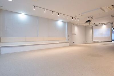 広々空間でプロジェクターも完備！ - レンタルスタジオAivic元町中華街の室内の写真