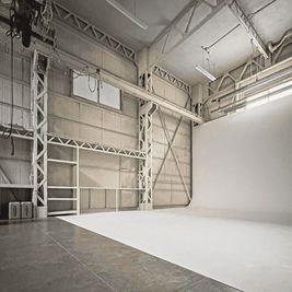 広い白ホリゾントがある錦糸町の撮影スタジオ。広いフィッティングルームとミーティングスペース付きで、大人数での撮影にオススメ！ - 錦糸町 白ホリ撮影スタジオ lala 【ララ】