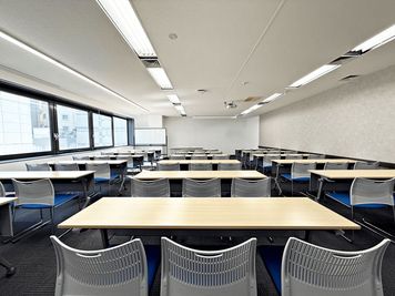 RoomA　室内（スクール形式レイアウトイメージ） - 東京会議室 BL会議室 池袋西口店 ＼instabase特別30%オフ／RoomA セルフ/当日予約の室内の写真